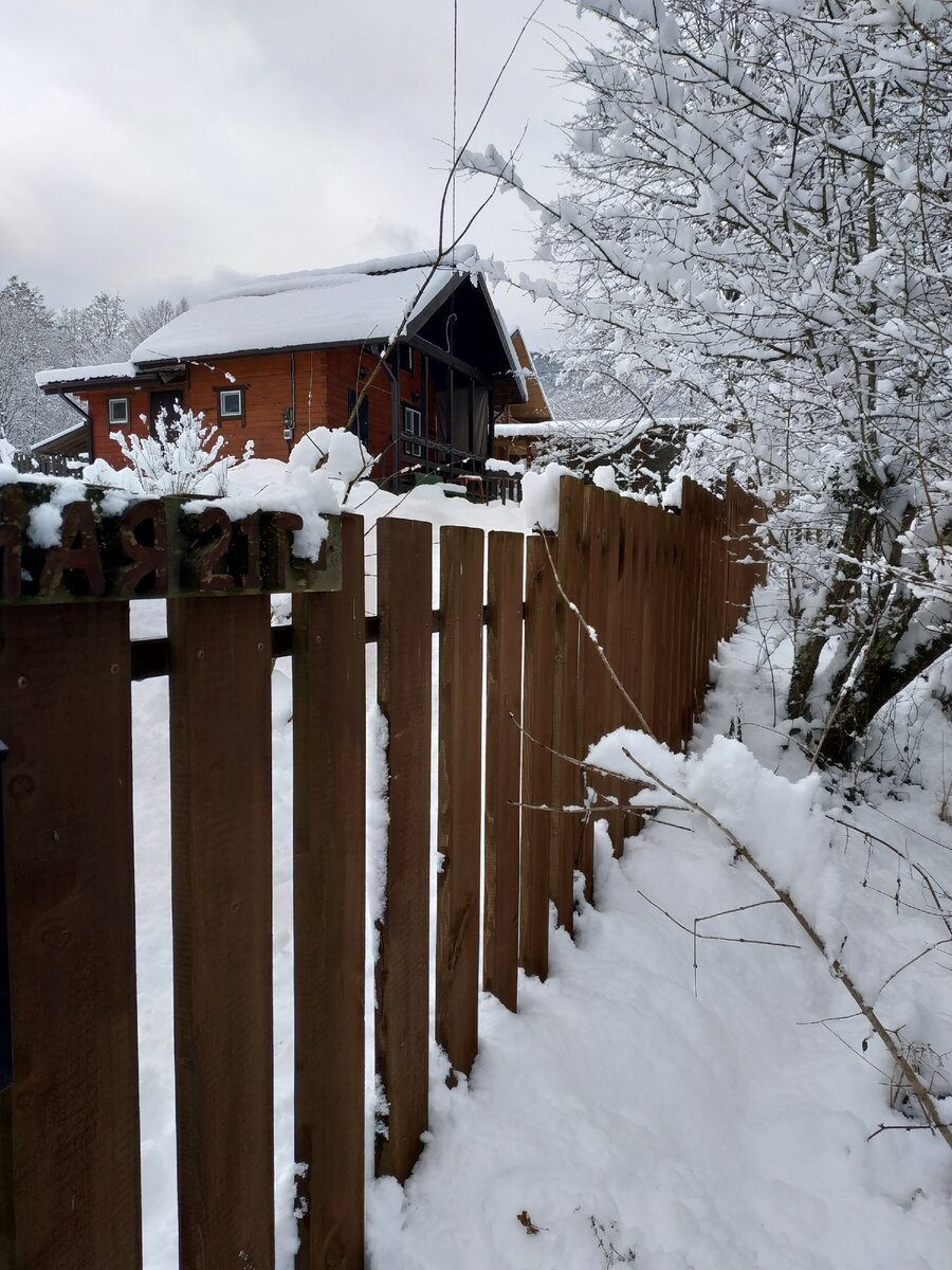 Домик в горах Адыгеи зимой