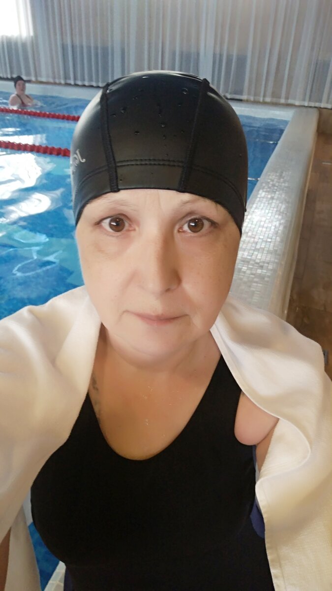 Бассейн. В бассейне мы с организмом))) уставшие и довольные, собираемся домой. Тренировка моя. Фото моё.