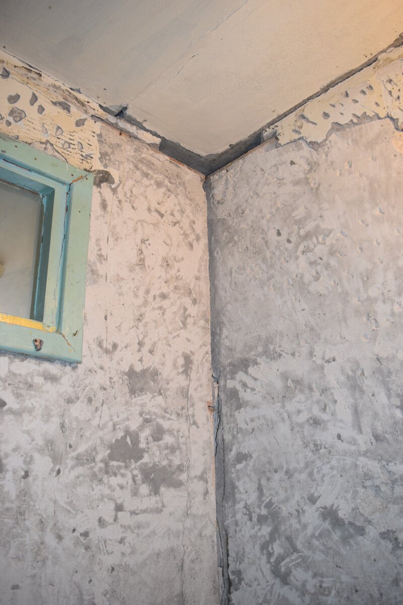 Плитка сбита.