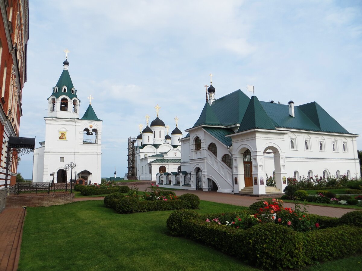 Вид на храмы монастыря от братского корпуса