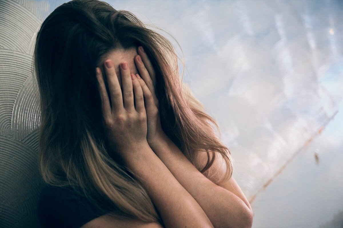 .....она закрыла лицо руками и представляла что она дома в безопасности..... 