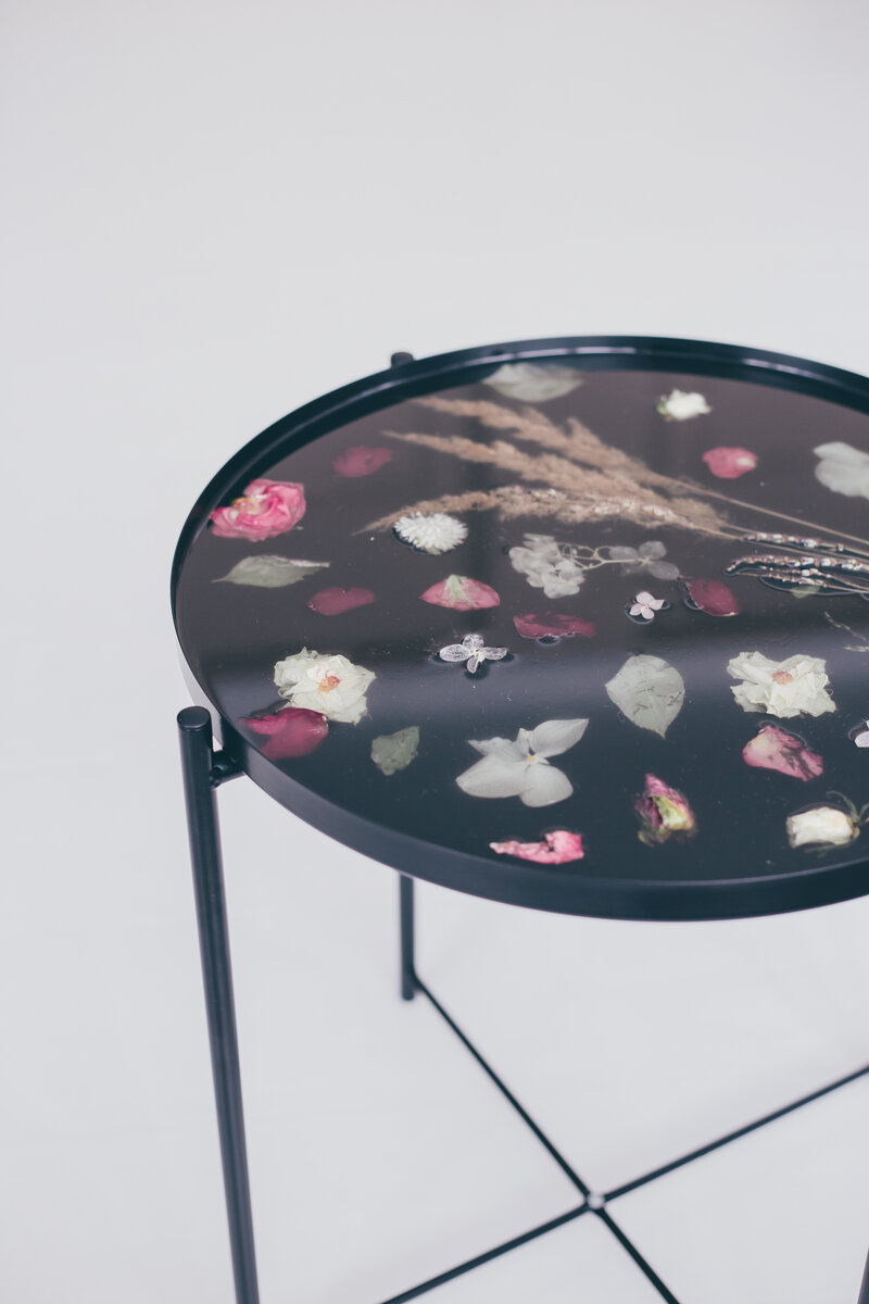 Стол с эпоксидной смолой и живыми цветами