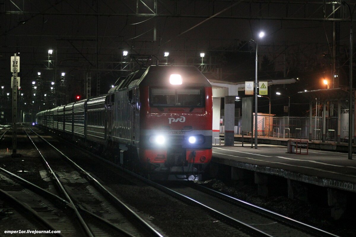 ЭП2К-233 с поездами №42/924 Москва - Великий Новгород - Углич - Москва , станция Сходня