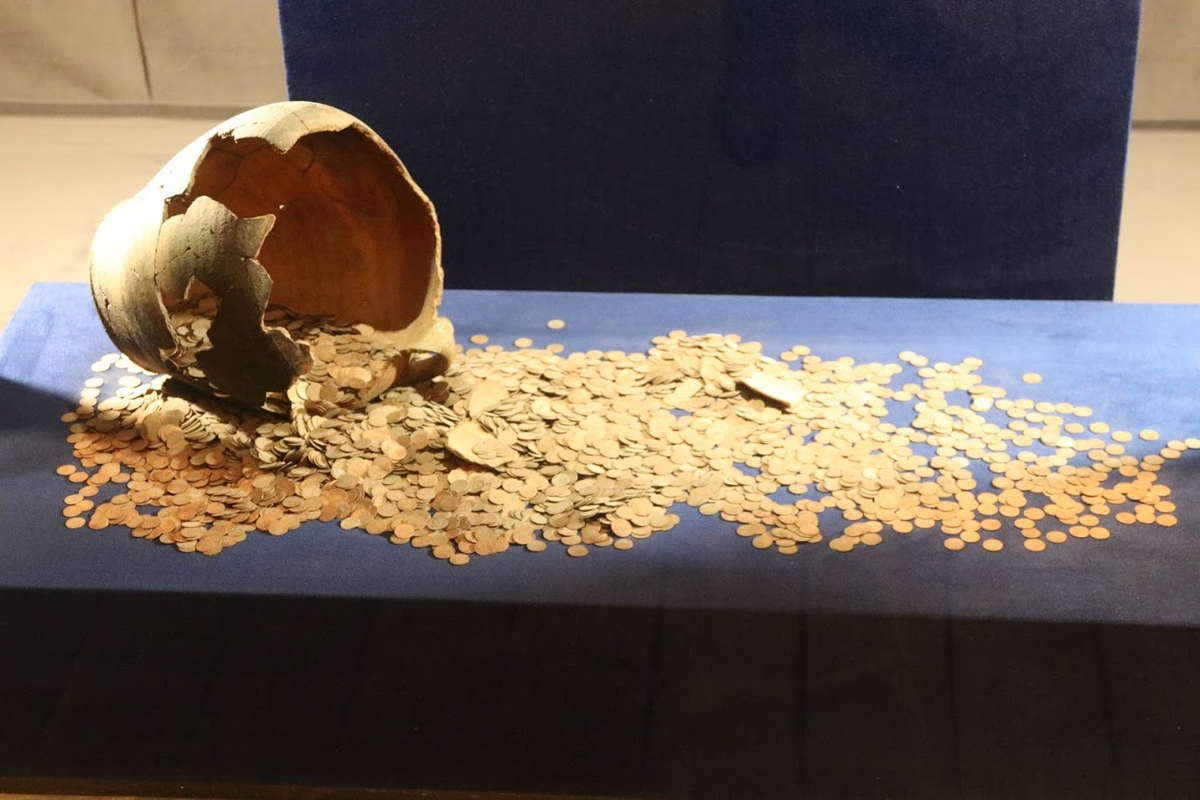 В личном фотоархиве нашелся только разбитый горшок с деньгами, найденный в районе замка одной из прибалтийской страны.