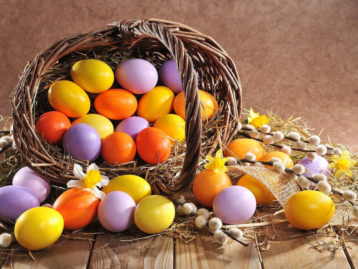 Пасхальные яйца — обрядовая пища, символизирующая возрождение жизни. Они являются украшением и основой праздничного стола. В наше время в супермаркетах продаются красители разных цветов, а так же материалы для красивого декора и оформления. Словом всё для того, чтобы мы могли погрузиться в творчество покраски. В идеале будет пригласить детей поучаствовать и проявить свою фантазию вместе с вами.