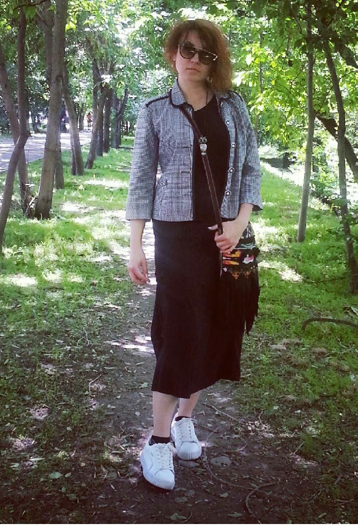 Здесь  трикотажное платье прямого силуэта в дуэте с жакетом "Спенсер" "в клетку". Белые кроссы  и кулон "сова" завершают образ. И моя любимая сумка "хэнд мей" в стиле бохо- как нескучный акцент.