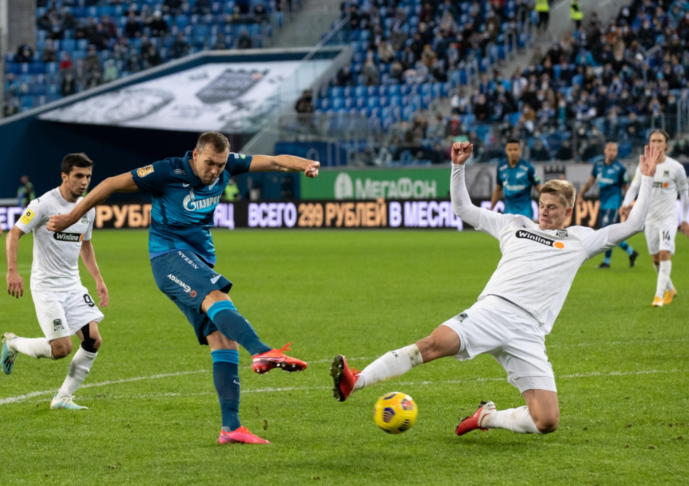 Артем Дзюба против игроков «Краснодара»/  fc-zenit.ru