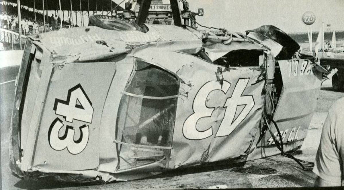 Во время майской гонки в Дарлингтоне 1970 года Rebel 400 самый титулованный гонщик НАСКАР "Король" Ричард Петти попал в одну из самых тяжелых аварий в своей карьере, из-за которой он вынужден был...