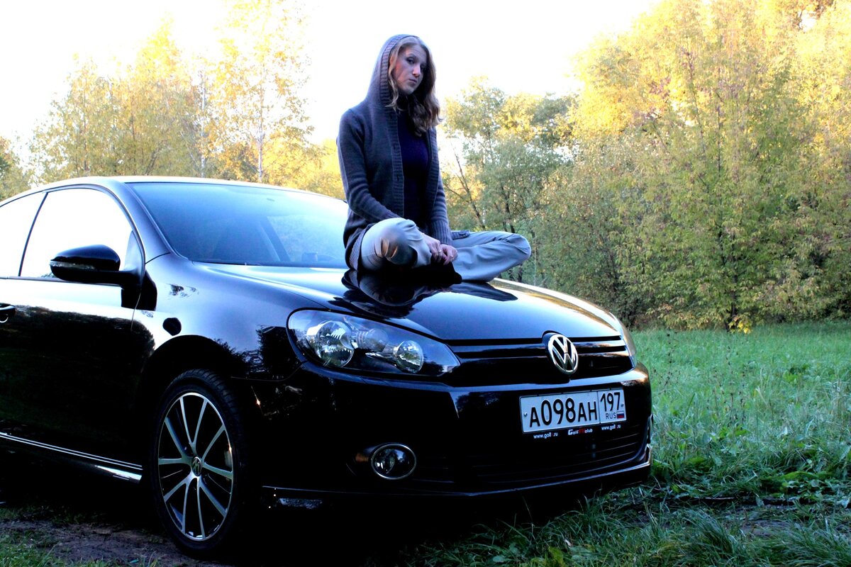 Красотка Аня вместе со своим VW Golf 6-го поколения :)