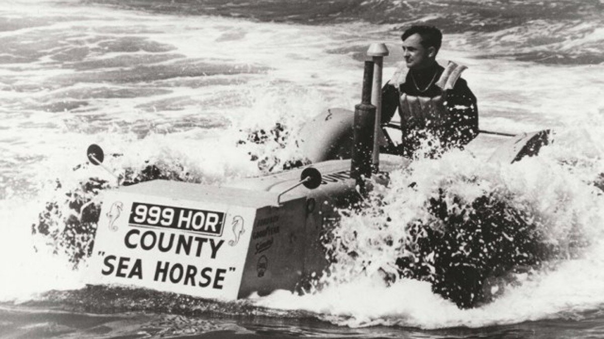 Фото: agroportal24h.cz Трактор Fordson County Sea Horse в воде