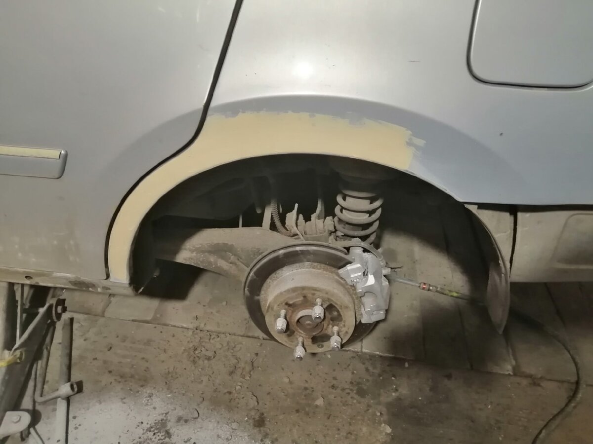 Шпаклевка только нанесена, еще не шкурилась