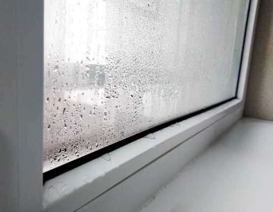 Окно ПВХ плачет