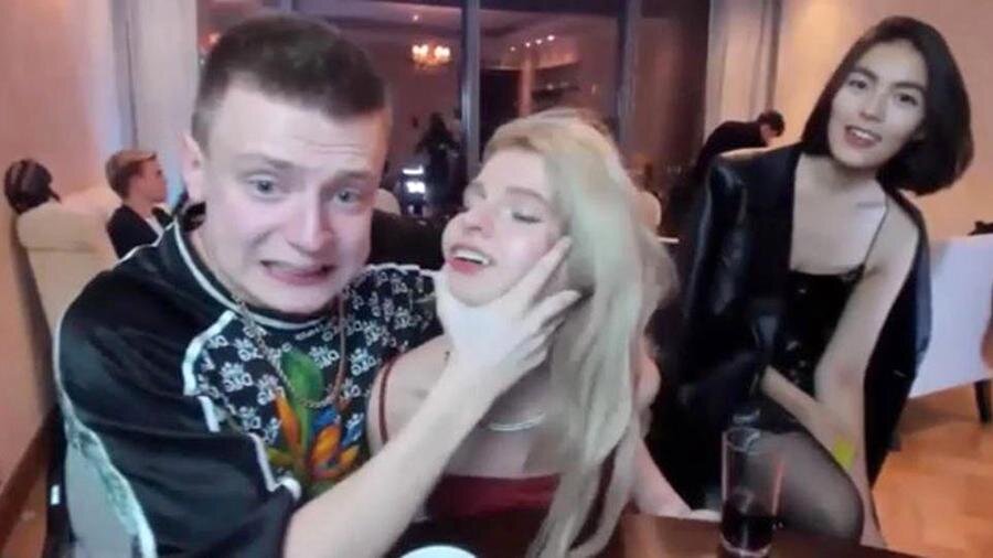 Блогер Андрей Бурим (Mellstroy) избивает Алену Ефремову во время стрима                            Фото: соцсети