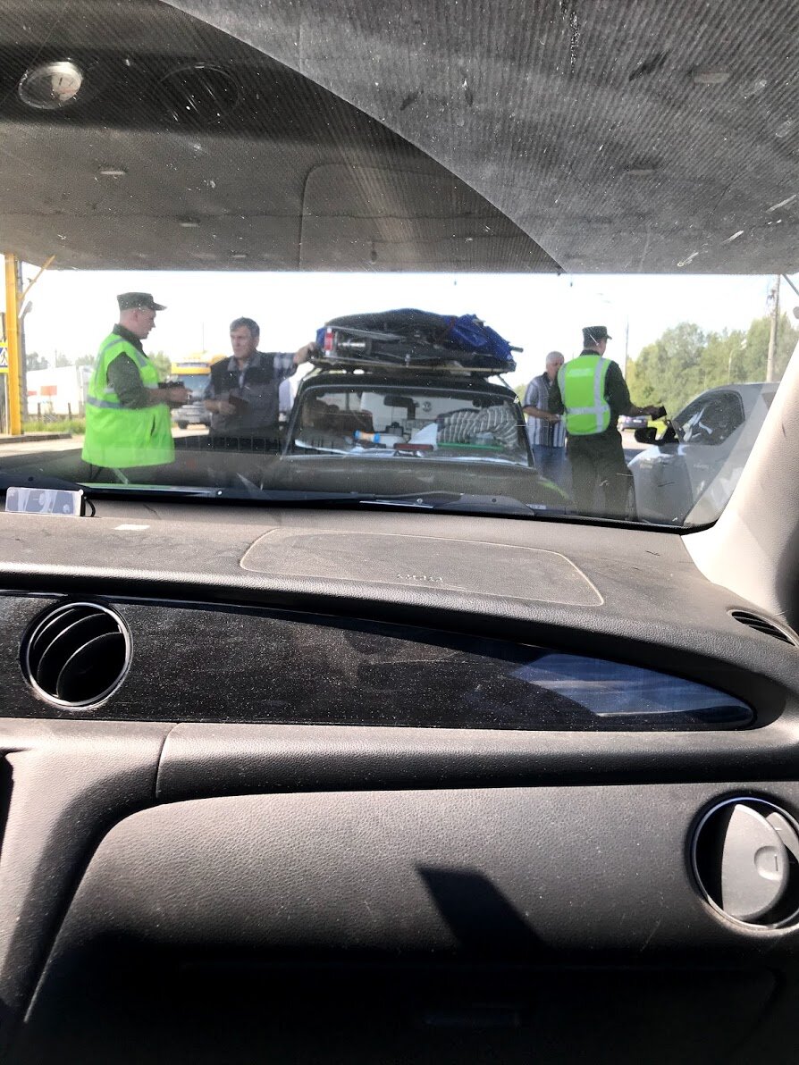 В прошлом году на границе проверяли документы довольно тщательно и некоторых даже досматривали.
