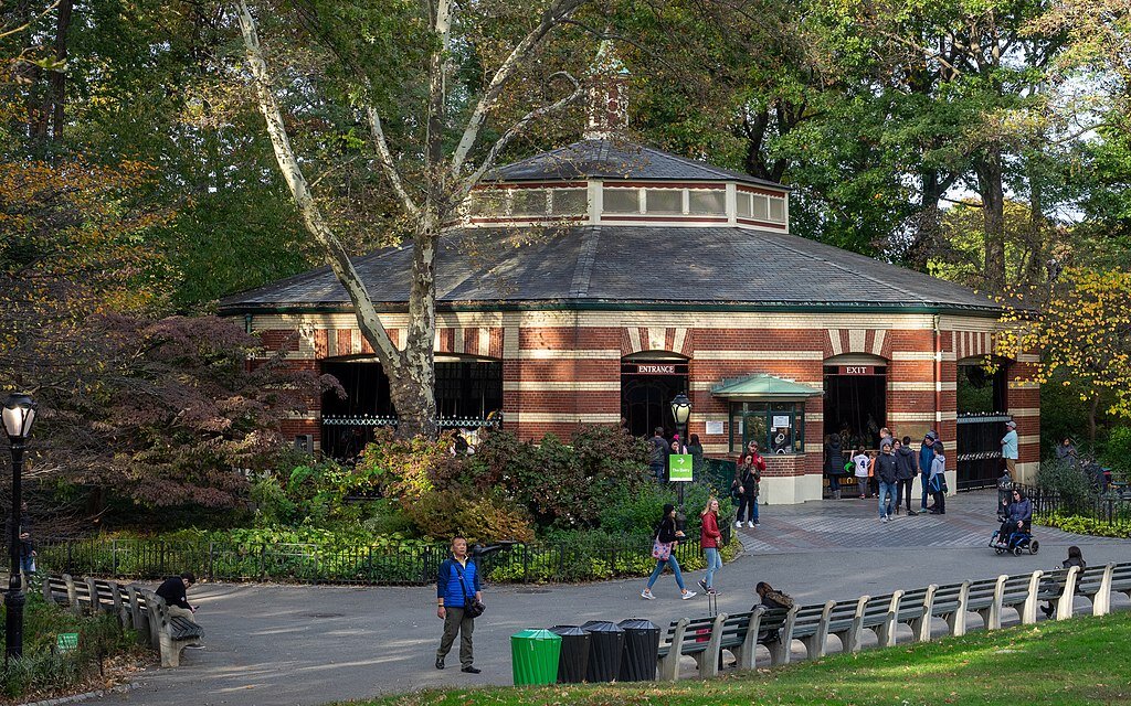 https://upload.wikimedia.org/wikipedia/commons/thumb/7/7b/Central_Park_Carousel_%2849019860351%29.jpg/1024px-Central_Park_Carousel_%2849019860351%29.jpg