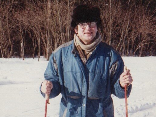 Вот фото из семейного архива, 80-е. Узнаваемо, верно? Мужчина - кандидат филологических наук, на лыжной прогулке. Одет... ну, сегодня так бомжи одеваются. 