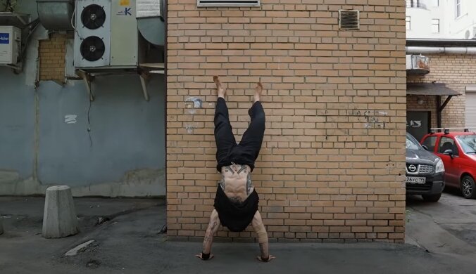 Кадр из видео: ВЫХОД НА ДВЕ И СТОЙКА НА РУКАХ С НУЛЯ