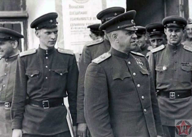Жуков в Одессе. Картинка взята из источника: https://parik-vip.ru/wp-content/uploads/zhukov-navodit-poryadok-v-odesse.jpg.