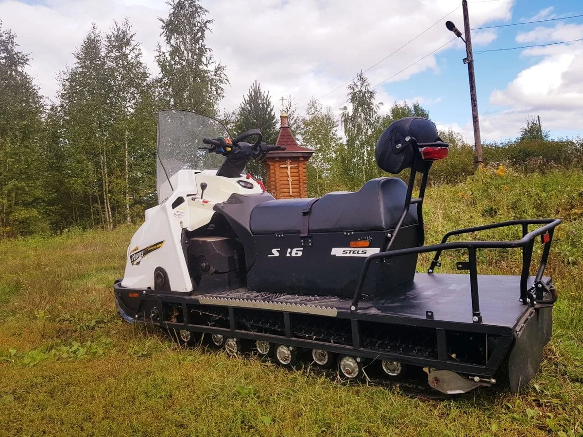 Две гусеницы и одна лыжа. Только так можно передвигаться по снегу в России. Источник фото - https://auto.ru/snowmobile/used/sale/stels/moroz_600l/4094146-6af79b14/