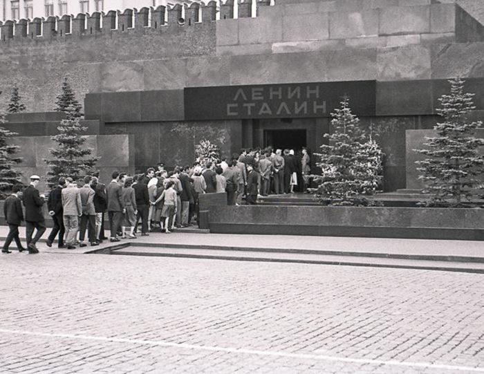 Мавзолей в 1957 году. К Ленину добавился еще и Сталин