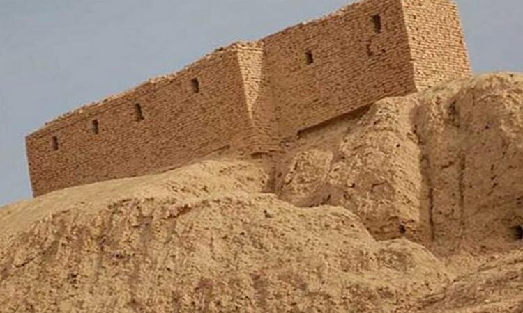 Руины платформы храма в Ниппуре - кирпичное строение наверху было построено американскими археологами около 1900 года. На этом месте были обнаружены фрагменты Кодекса Ур-Намму.