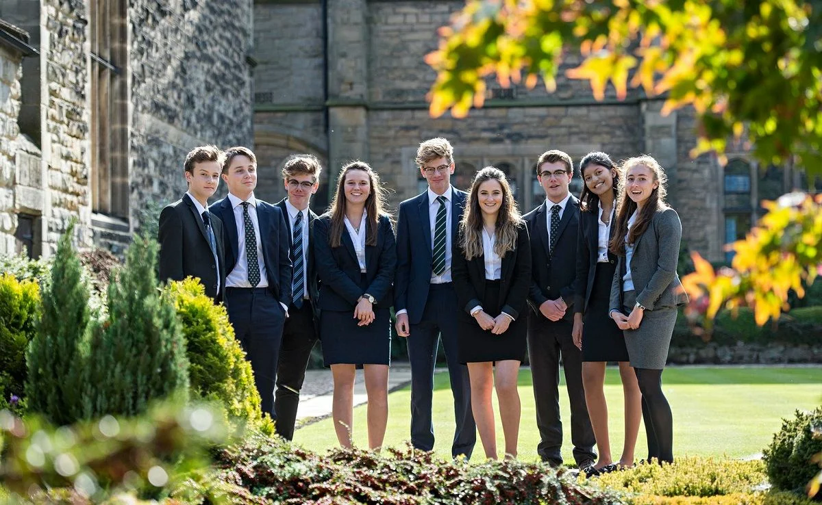 British teenagers. Школа Repton Лондон. Средние школы Англии (secondary School). Среднее образование в Великобритании. Старшая школа в Великобритании.