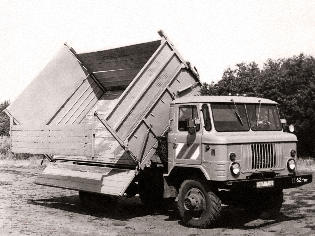 Первый макетный образец ГАЗ-САЗ-3532 с деревянными надставными бортами