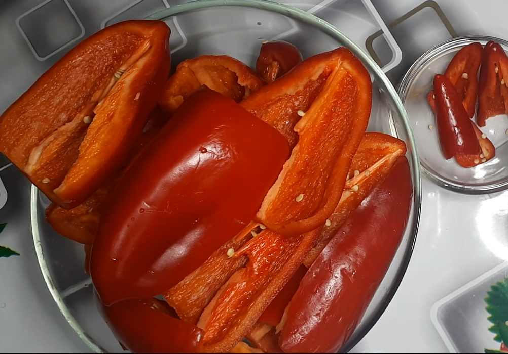 Перец очищаем от семян, все компоненты прокручиваем на мясорубке.