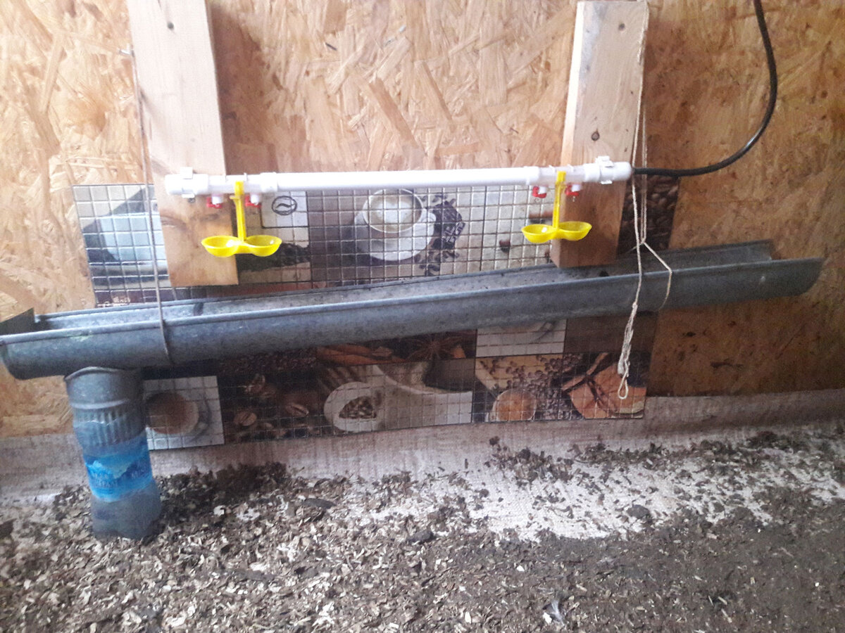 Обратите внимание – под желоб подставлена пластиковая бутылка. Я выливаю воду из нее достаточно часто