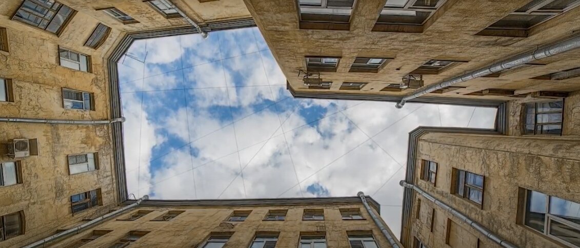 В середине 19 века в Санкт-Петербурге строилось много доходных домов