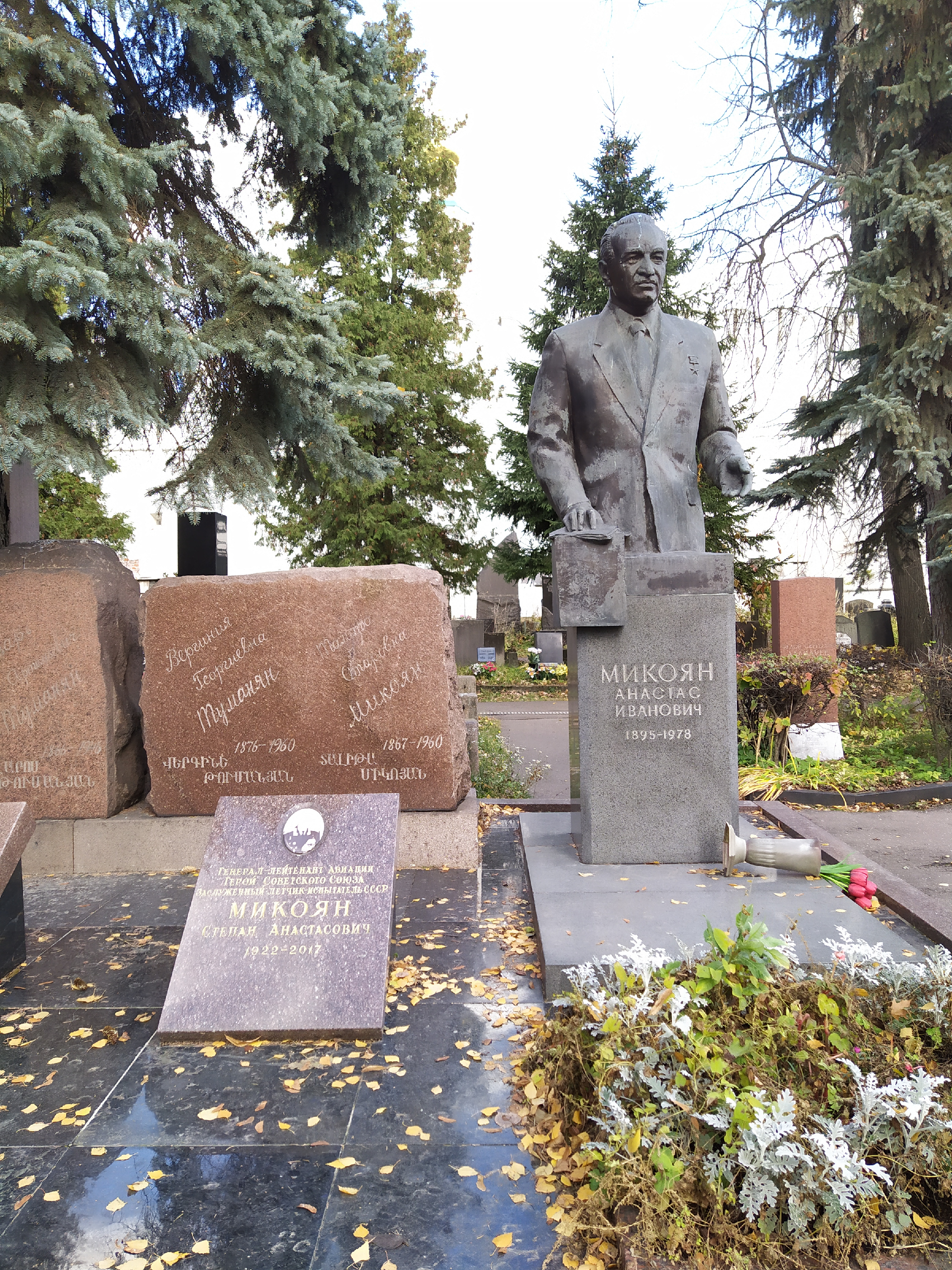 Кого из революционеров похоронили на Новодевичьем кладбище в Москве...6