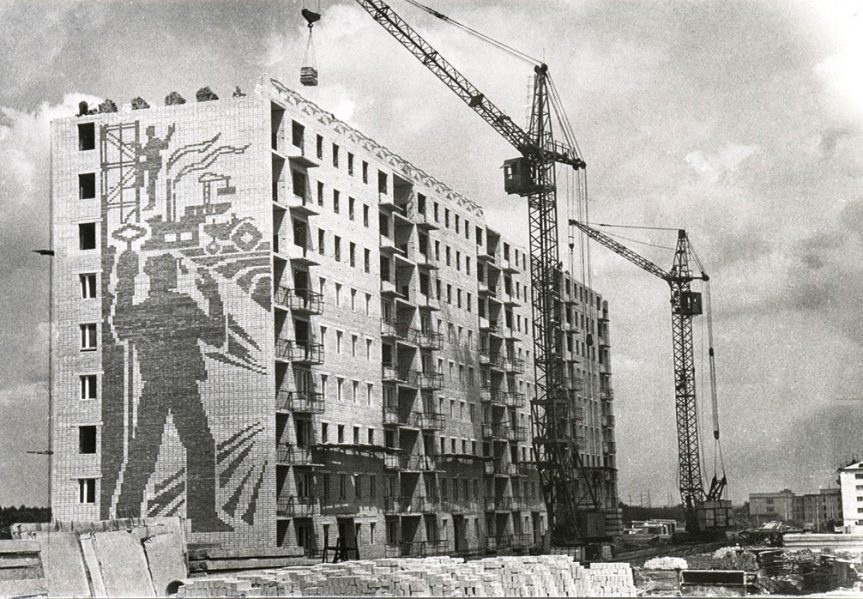 Широкомасштабное жилищное строительство. Панельное домостроение в ссср. Черемушки москва 1960е. Стройка домов в ссср. Широкомасштабное жилищное строительство.