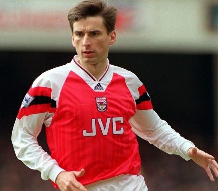 Алан Мартин Смит в футболке лондонского Арсенала