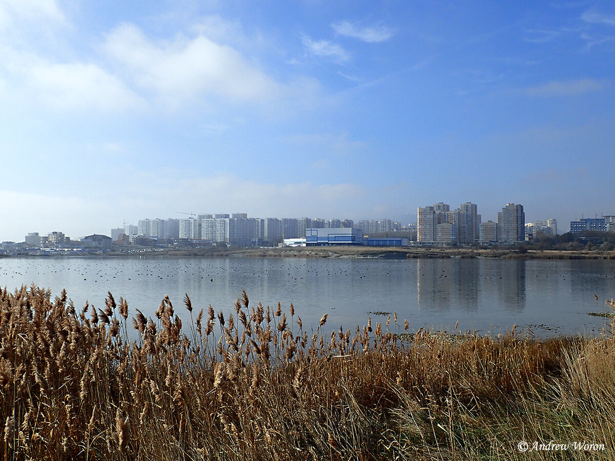 Соленое озеро и городские кварталы за ним