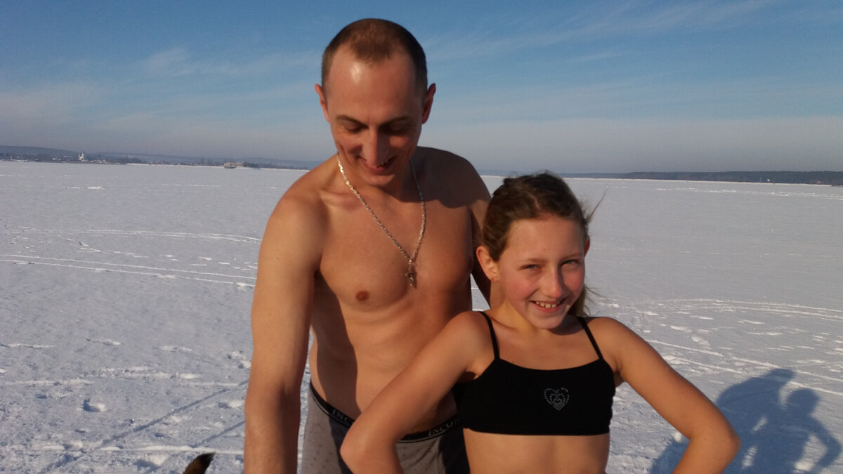 Подготовка к купанию в проруби. Я и дочь. Мороз "-16°C"
