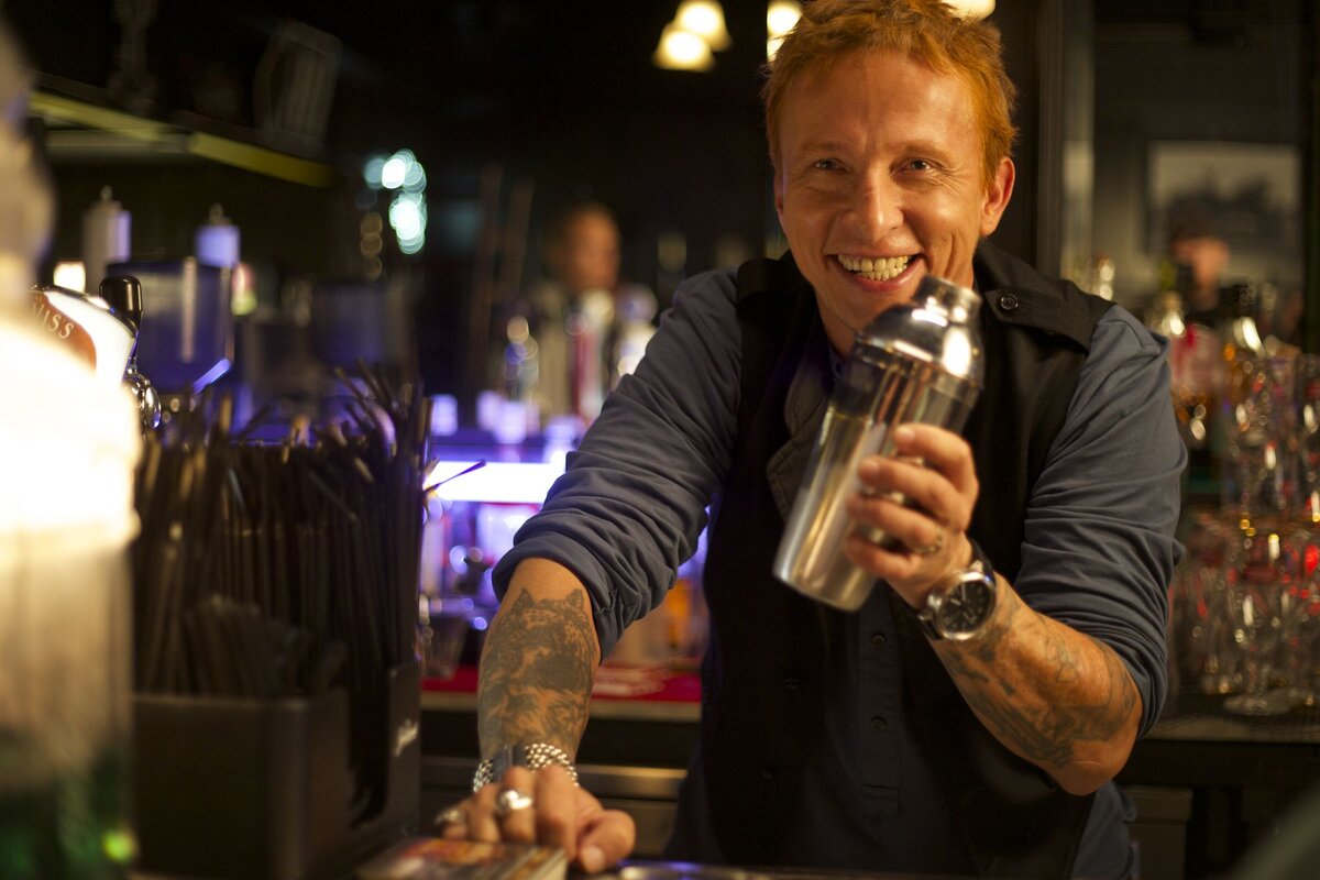 Предлагает очередной напиток.  