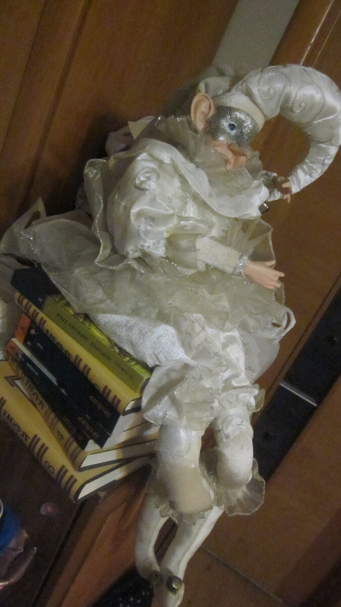 Присел, в белых бархатных чулочках и с бубенчиками