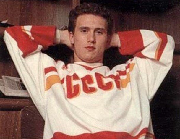 Фото: www.sovsport.ru советский и российский хоккеист, крайний нападающий, заслуженный мастер спорта СССР (1988, снято в 1989) - Александр Геннадьевич Могильный