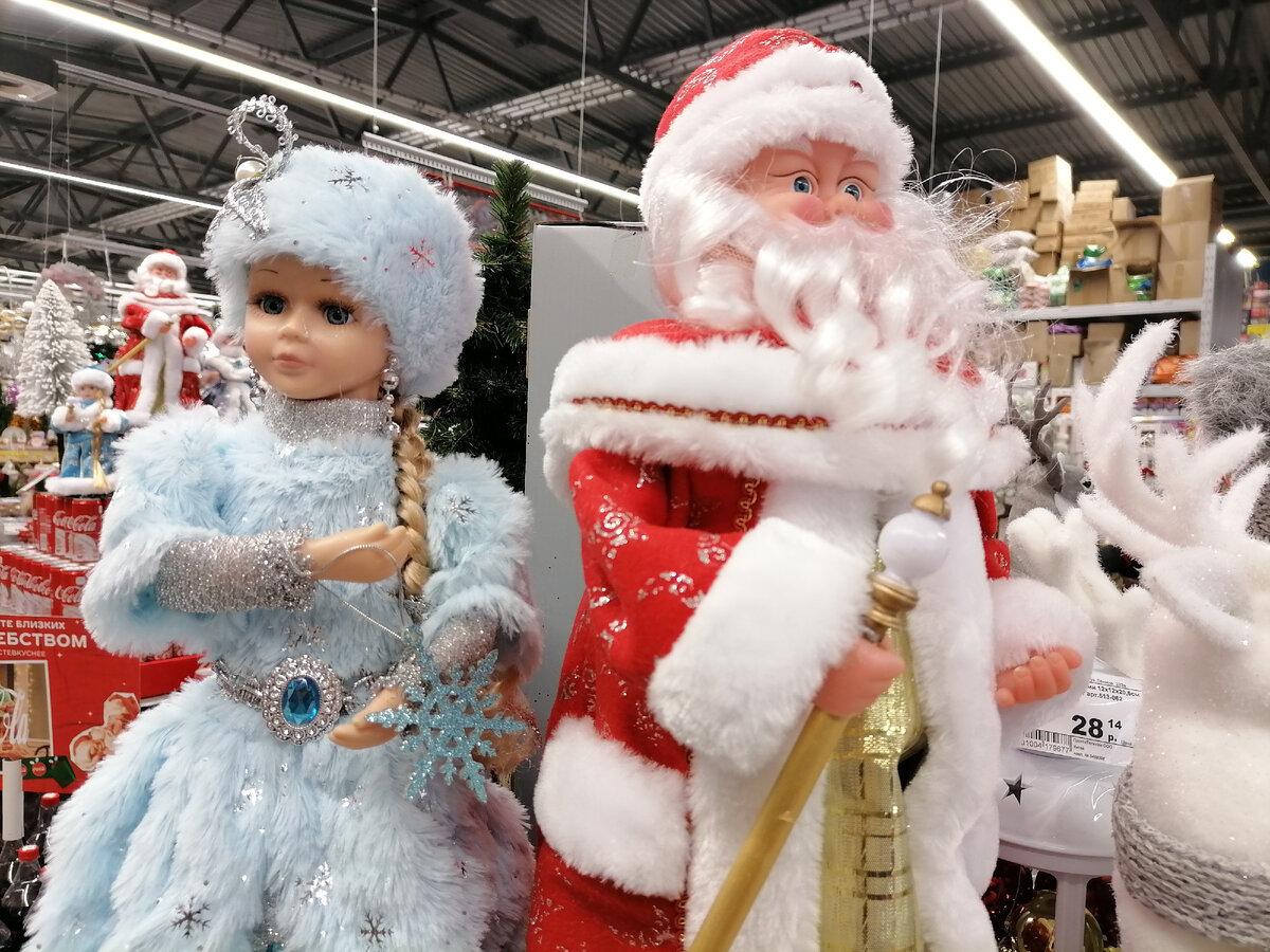 В каждом магазине Дед Мороз и Снегурочка встречают посетителей