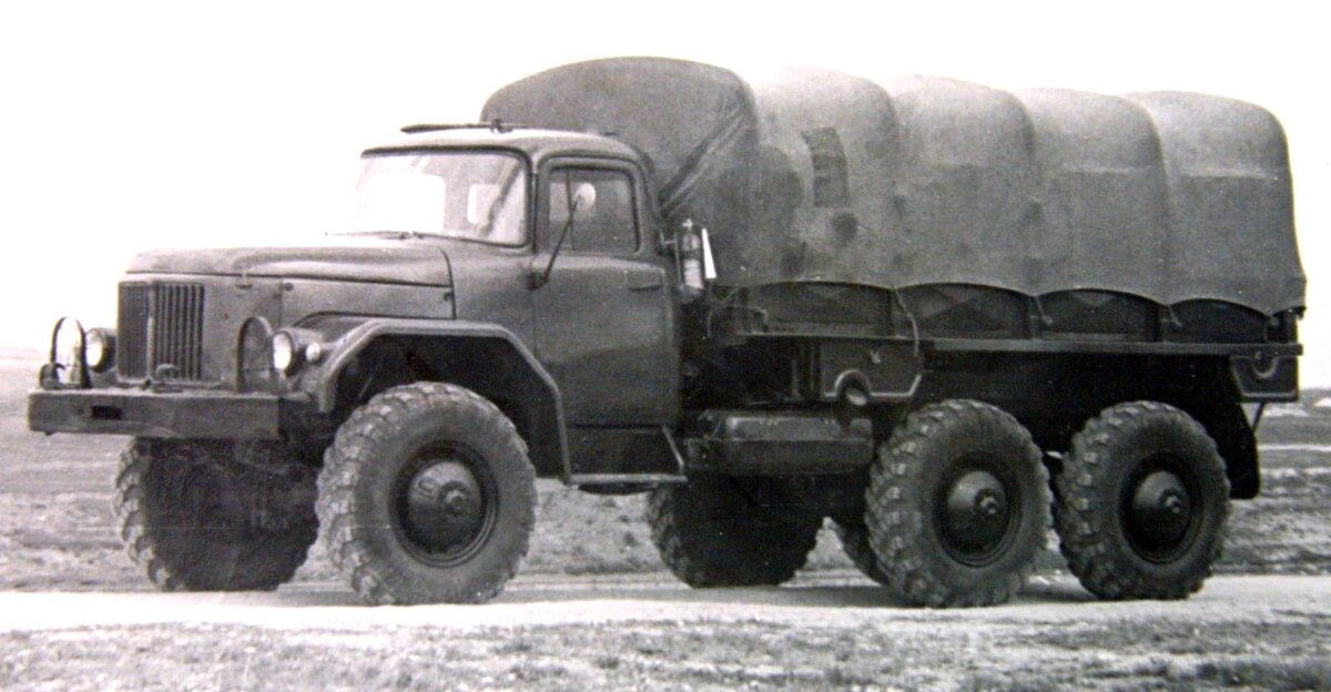 Первый прототип ЗИЛ-131А с опытным двигателем V6 и люком в крыше кабины. 1956 год