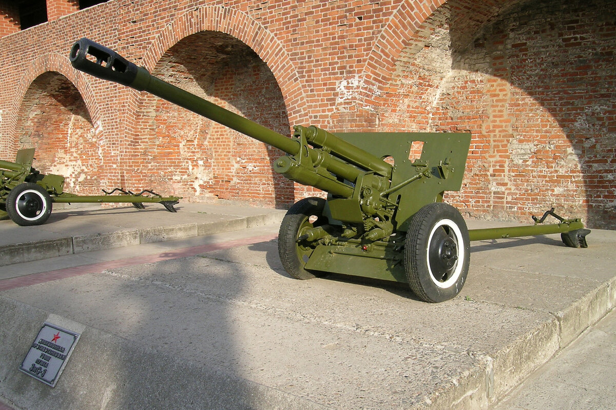 76,2-мм дивизионное орудие ЗиС-3 в Нижегородском Кремле, фото из Wikipedia.