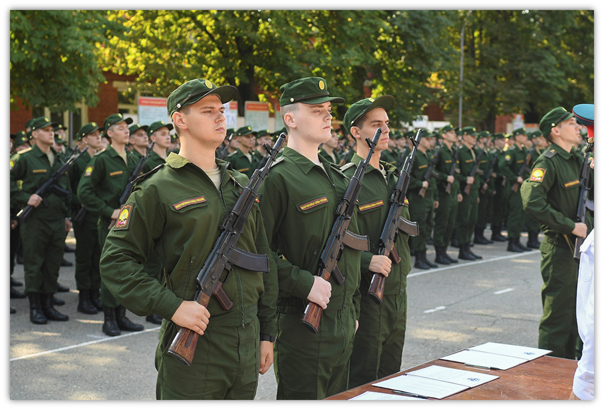 Находится на срочной службе. Солдаты срочной службы.