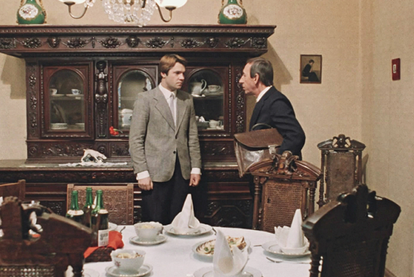 Наверняка, эти буфеты появляются еще в каких-то фильмах. Уж больно они впечатляющие. 