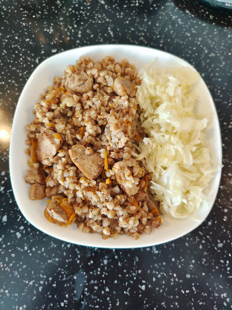 Свинина с гречкой, салат с маслом
