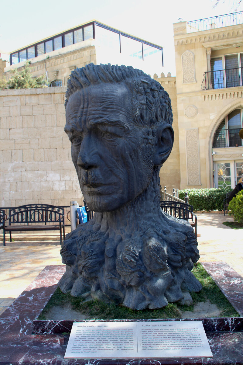 Баку. Необычный бюст в Старом Городе. Фото автора. 2018 г.