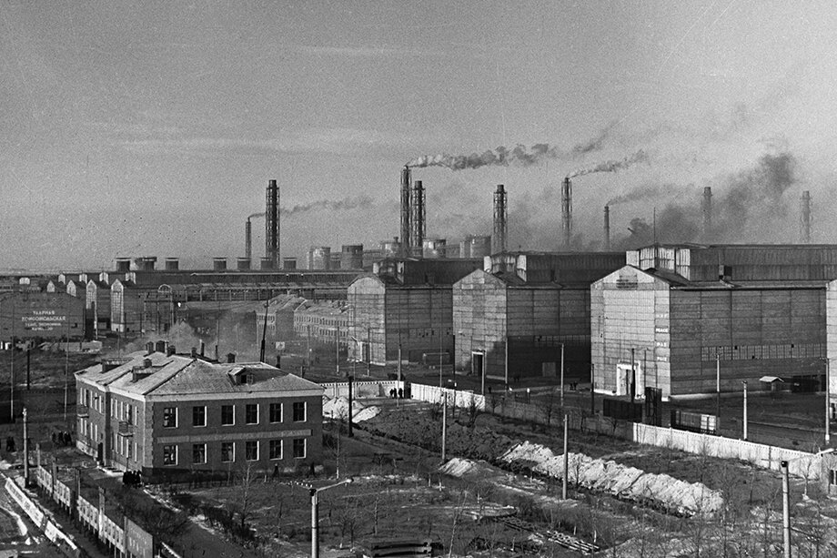 Красноярск. 25 декабря 1970 года. Вид на Красноярский алюминиевый завод имени В. И. Ленина в Советском районе города. Фото: Юрий Бармин/ТАСС