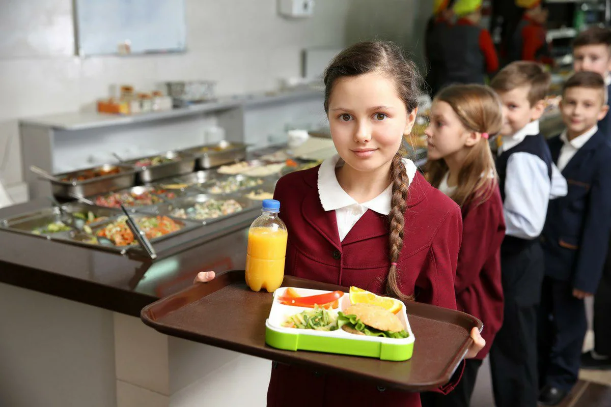 Школа 10 еду. Школьная столовая. Школьники в столовой. Обед в школе. Питание в школе.