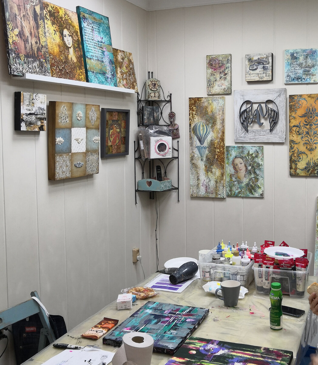 Фото из личного архива, студия Натальи Жуковой, где мы творили. На полочках стоят её работы, которые меня и вдохновили!