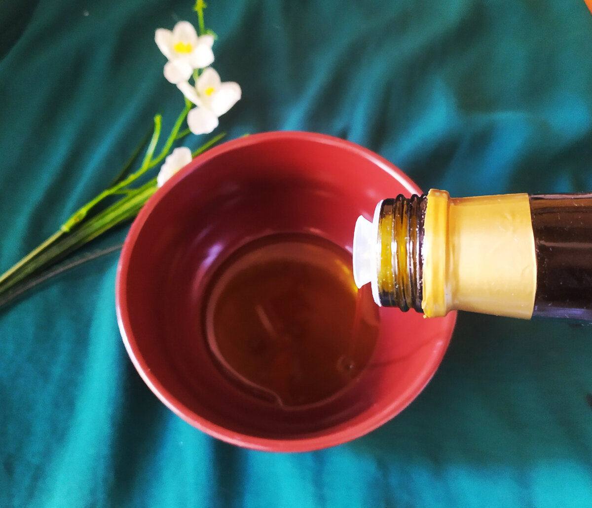 Оливковое масло и сейчас является очень популярным компонентом в косметических средствах. Его добавляют в маски для лица и волос, кремы, лосьоны, пенки и муссы для умывания. Оно питает кожу, укрепляет волосы и создает своеобразный «защитный барьер».