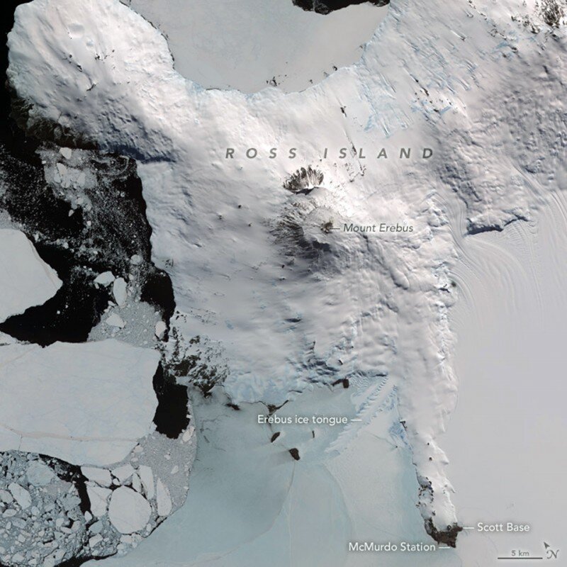 На спутниковом снимке острова Росса можно видеть вулкан Эребус (Mount Erebus). язык ледника Эребус (Erebus ice tongue) а также антарктические станции Мак-Мердо (McMurdo Station) (США) и Скотт (Scott) (Нов.Зел.). Источник https://volcano.si.edu/volcano.cfm?vn=390020